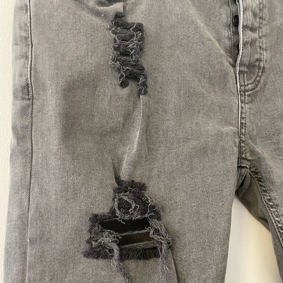 TOPMAN Distressed Shorts - Picture 4 of 8